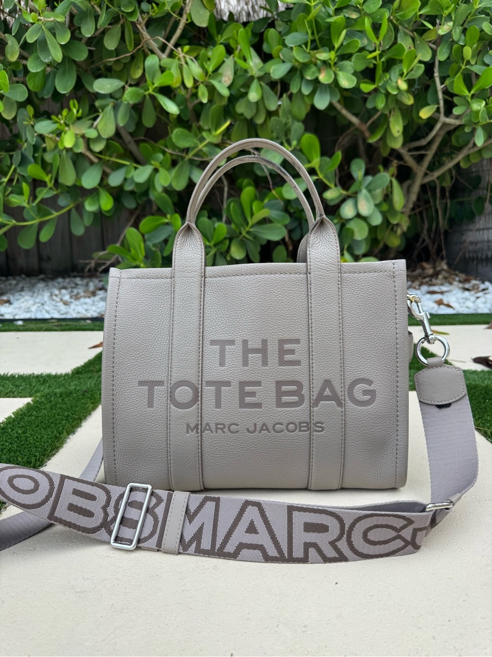 Marc Jacobs cement gray The Tote Bag with Logo Strap Medium
